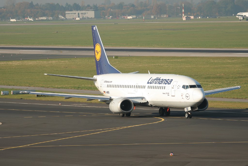 Lufthansa B 737-330 D-ABEE  Ulm  auf dem Weg zum Start in Dsseldorf am 31.10.2011
