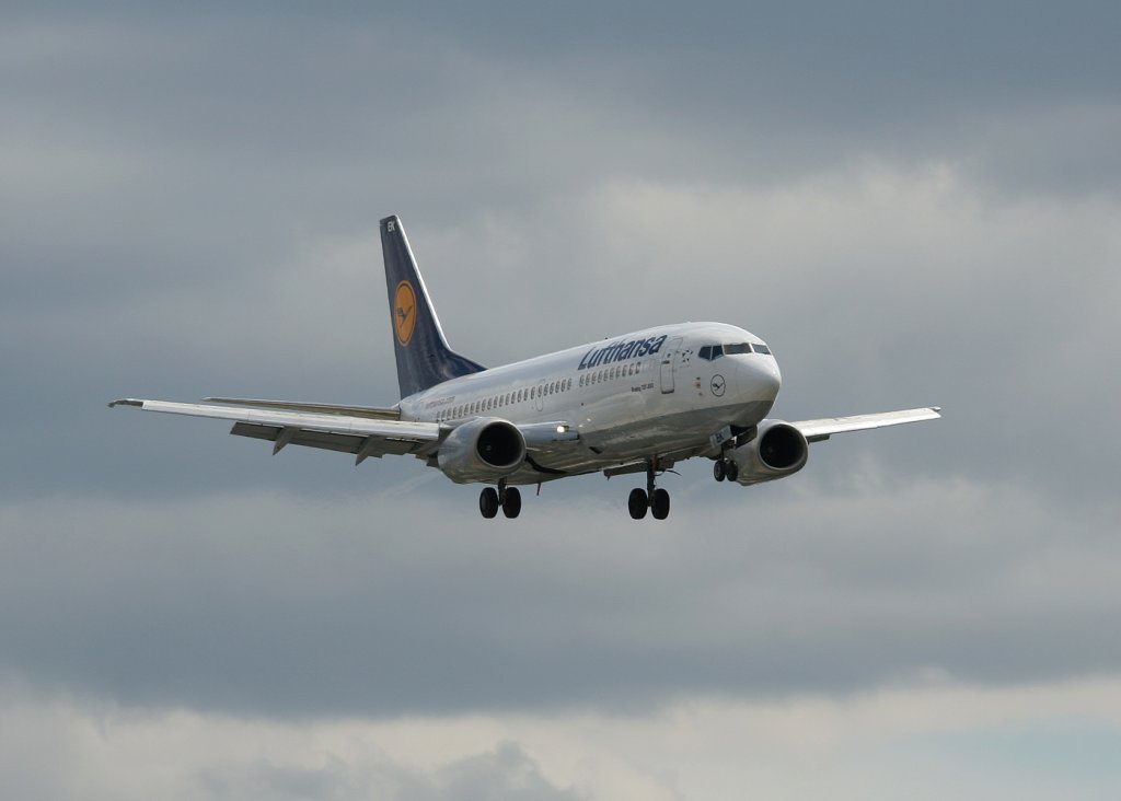 Lufthansa B 737-330 D-ABEK kurz vor der Landung in Berlin-Tegel am 27.05.2011
