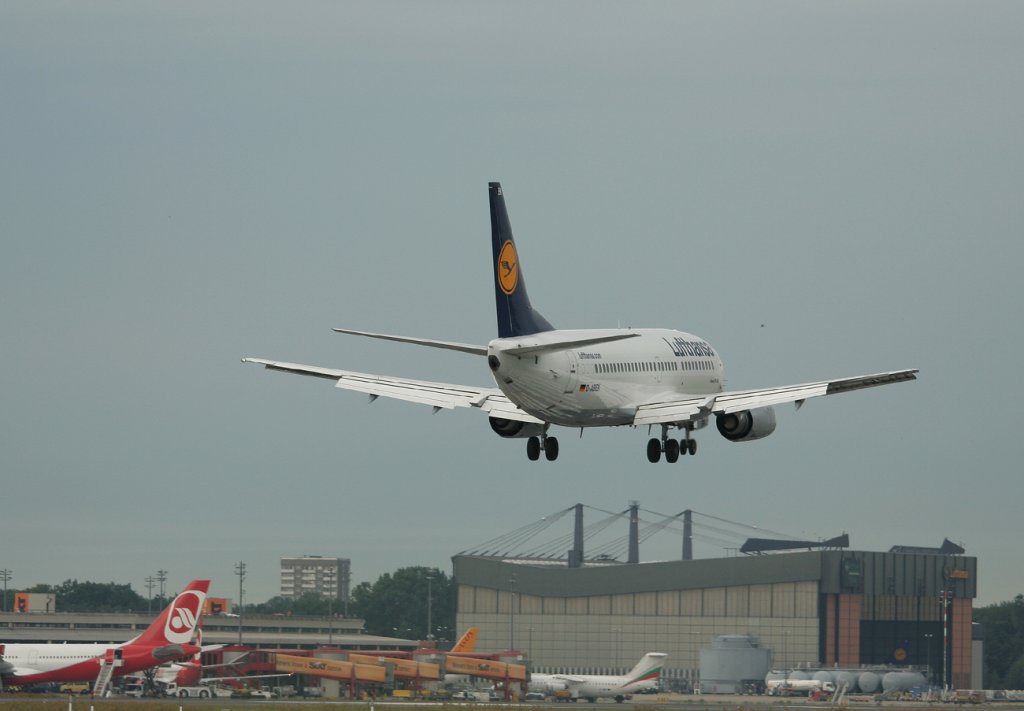 Lufthansa B 737-330 D-ABEK kurz vor der Landung in Berlin-Tegel am 09.07.2011