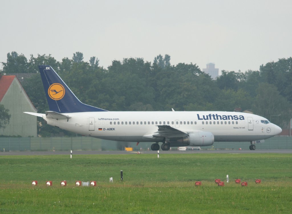 Lufthansa B 737-330 D-ABEK kurz vor dem Start in Berlin-Tegel am 13.08.2011