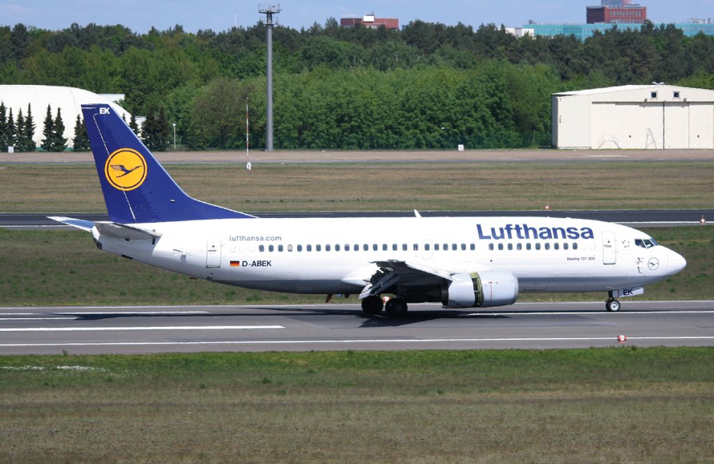 Lufthansa B 737-330 D-ABEK nach der Landung in Berlin-Tegel am 01.05.2011