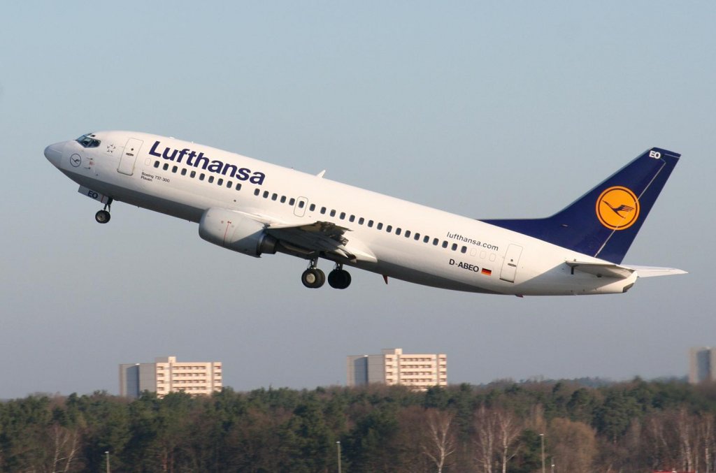 Lufthansa B 737-330 D-ABEO  Plauen  beim Start in Berlin-Tegel am 02.04.2010