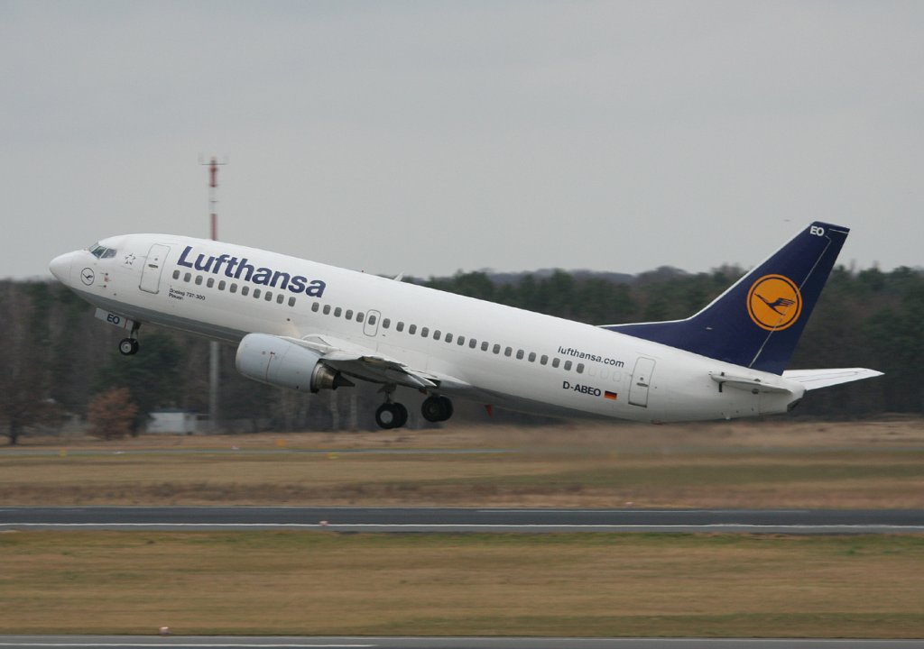 Lufthansa B 737-330 D-ABEO  Plauen  beim Start in Berlin-Tegel am 27.11.2011