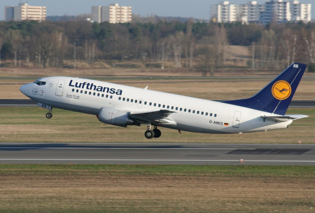 Lufthansa B 737-330 D-ABES  Kthen/Anhalt  beim Start in Berlin-Tegel am 02.04.2010