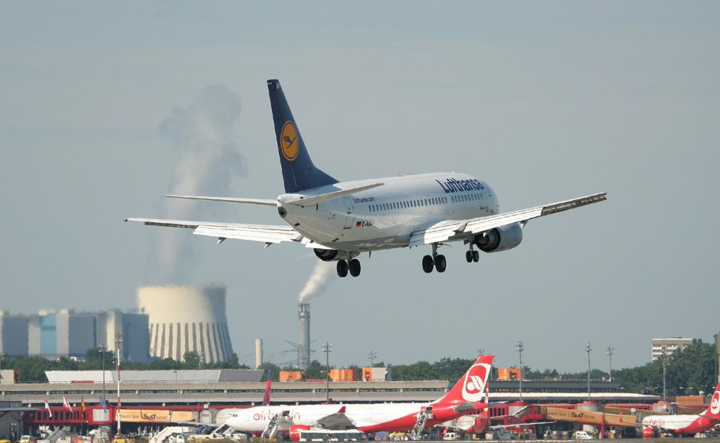 Lufthansa B 737-330 D-ABXP  Fulda  kurz vor der Landung in Berlin-Tegel am 16.07.2011