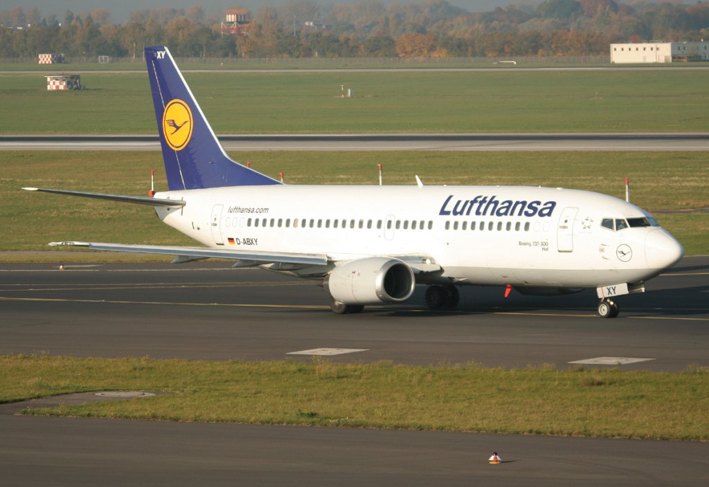 Lufthansa B 737-330 D-ABXY  Hof  auf dem Weg zum Start in Dsseldorf am 31.10.2011