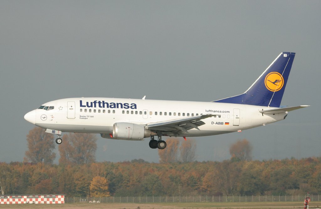 Lufthansa B 737-530 D-ABIB  Esslingen  kurz vor der Landung in Dsseldorf am 31.10.2011