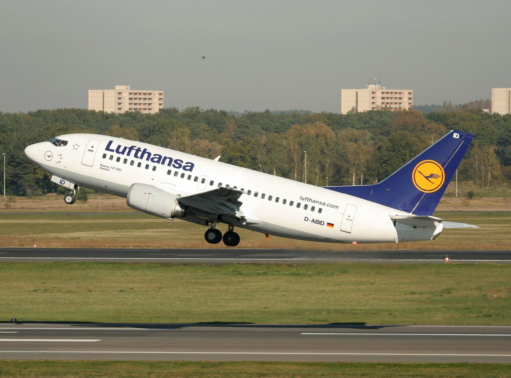 Lufthansa B 737-530 D-ABID  Aachen  beim Start in Berlin-Tegel am 15.10.2011