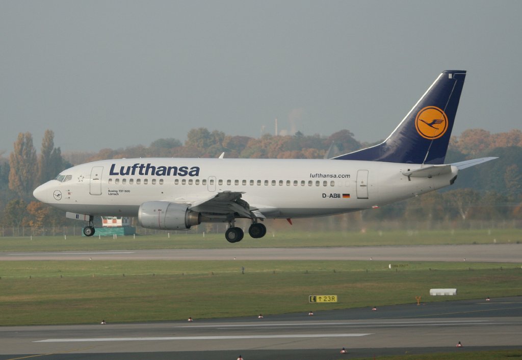 Lufthansa B 737-530 D-ABII  Lrrach  kurz vor der Landung in Dsseldorf am 31.10.2011