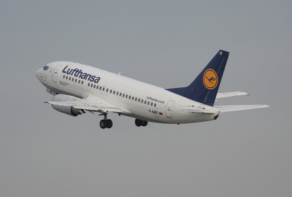 Lufthansa B 737-530 D-ABIT  Neumnster  beim Start in Berlin-Tegel am 31.07.2010