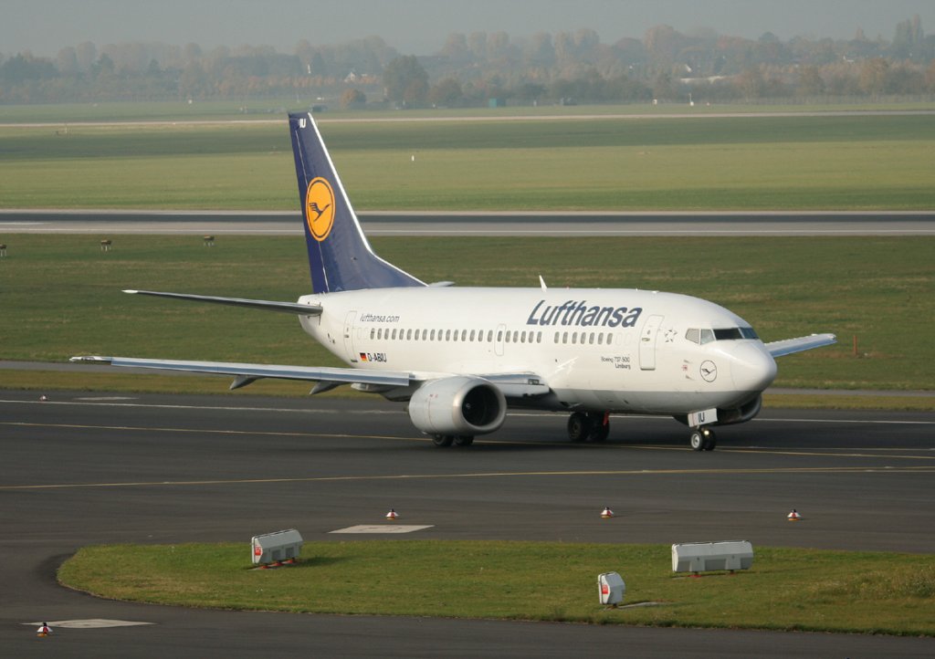 Lufthansa B 737-530 D-ABIU  Limburg  auf dem Weg zum Start in Dsseldorf am 31.10.2011