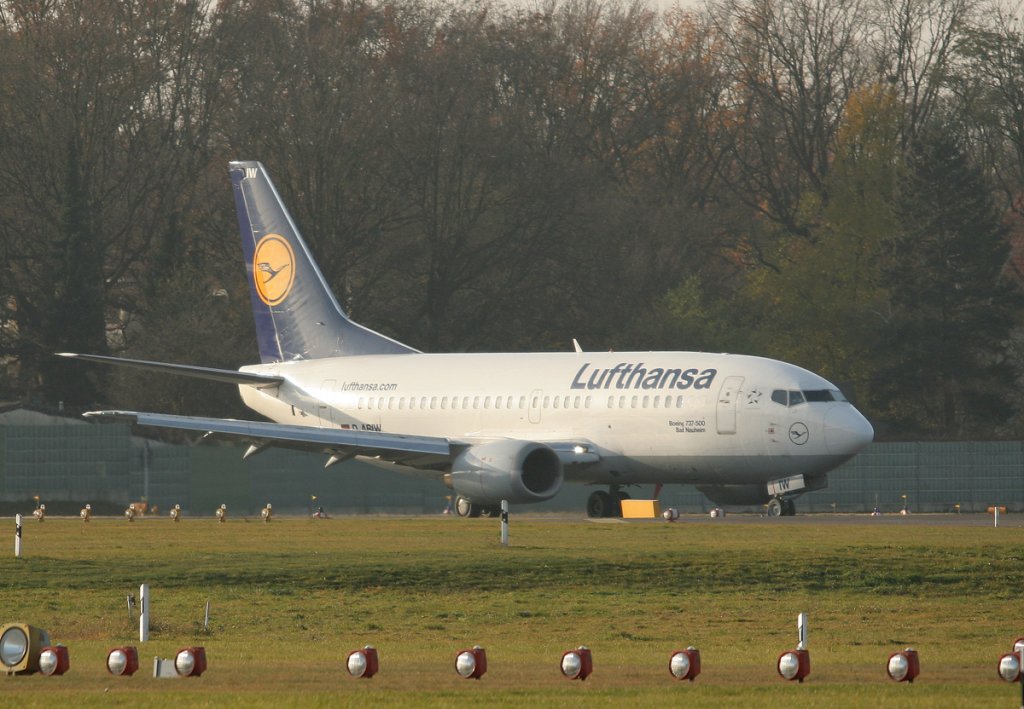 Lufthansa B 737-530 D-ABIW  Bad Nauheim  kurz vor dem Start in Berlin-Tegel am 26.11.2011