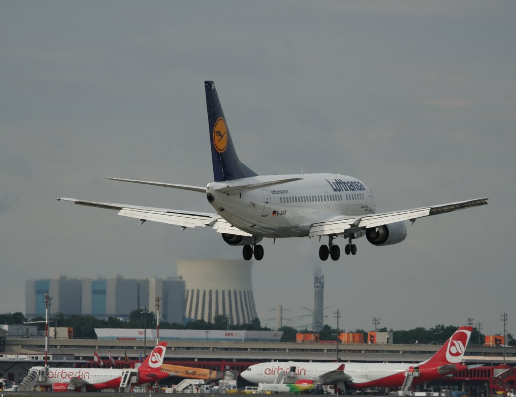 Lufthansa B 737-530 D-ABIX  Iserlohn  kurz vor der Landung in Berlin-Tegel am 18.06.2011