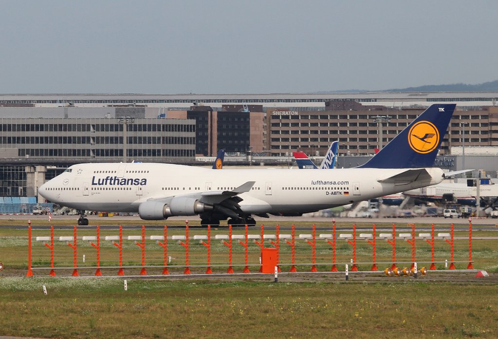 Lufthansa B 747-430 D-ABTK  Kiel  beim Start in Frankfurt am Main am 16.08.2012