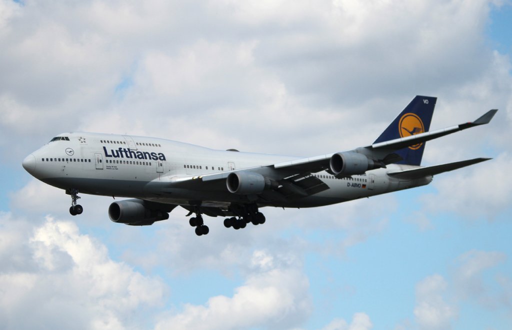 Lufthansa B 747-430 D-ABVO  Mhlheim an der Ruhr  bei der Landung in Frankfurt am Main am 16.08.2012