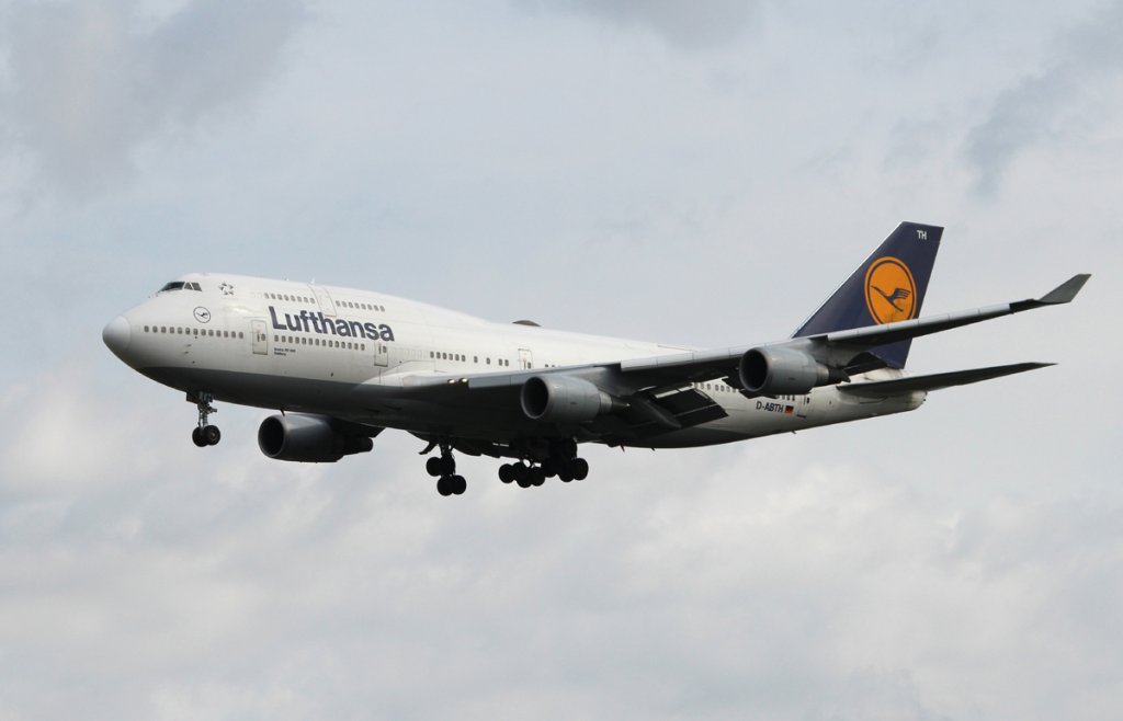 Lufthansa B 747-430(M) D-ABTH  Duisburg  bei der Landung in Frankfurt am Main am 16.08.2012