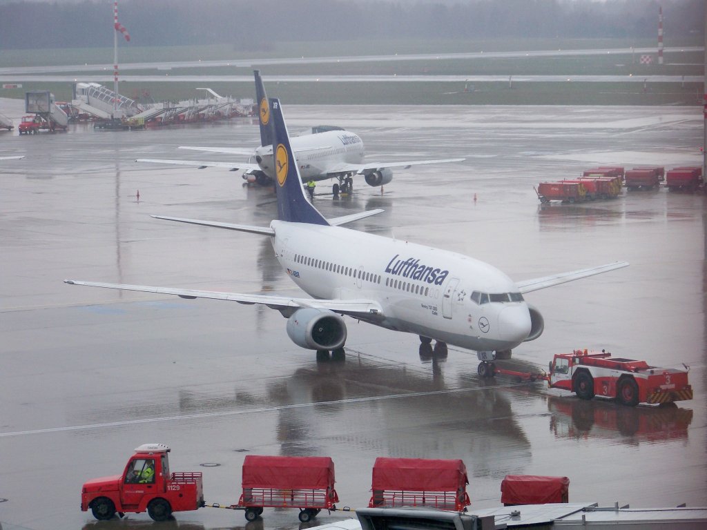 Lufthansa, B737-330, D-ABEF auf dem Hamburger Flughafen. AUfgenommen am 27.03.10.