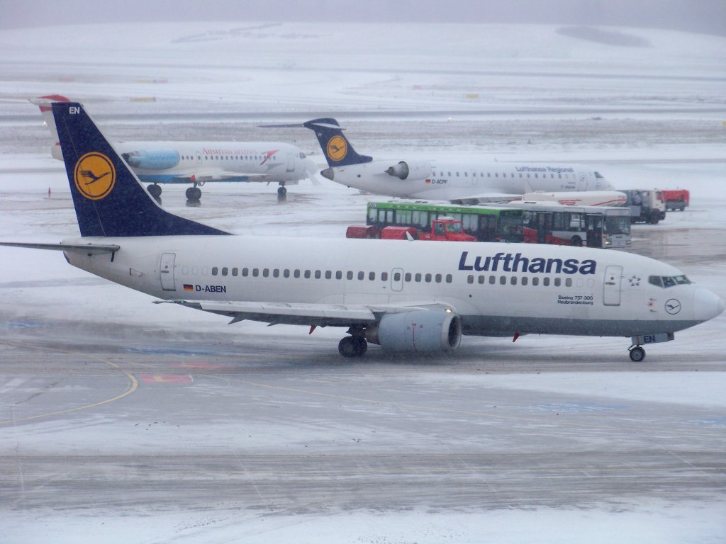 Lufthansa, B737-330, D-ABEN auf dem Hamburger Flughafen. Aufgenommen am 19.12.09.