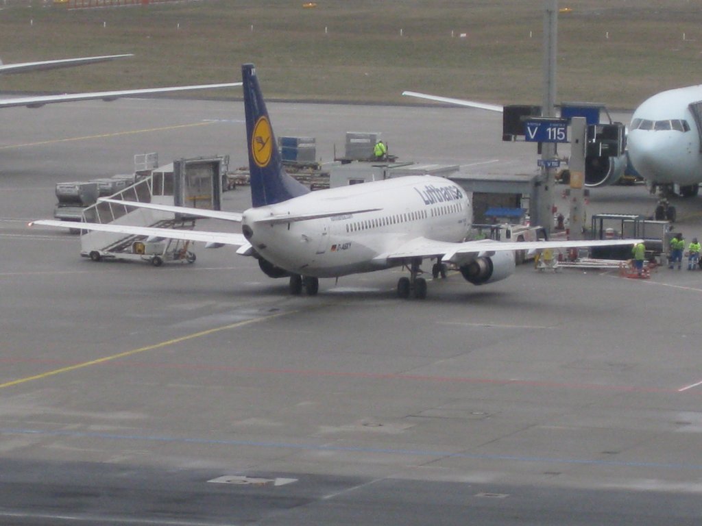 Lufthansa-Boeing 737-300 (D-ABXY)auf dem westlichen Frankfurter Flughafenvorfeld am 06.02.2010