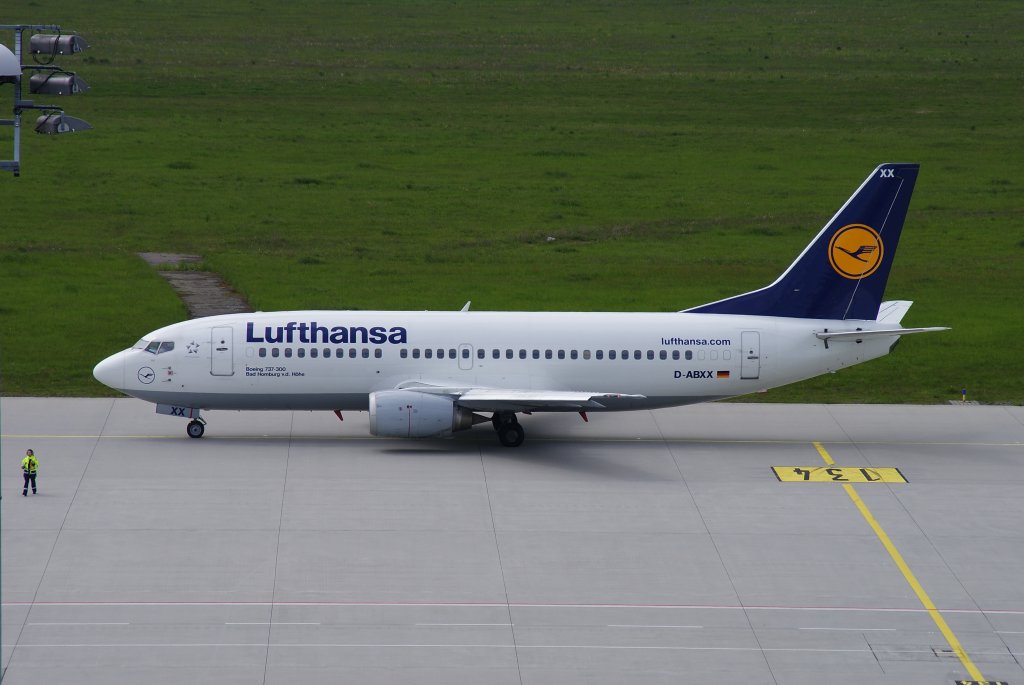 Lufthansa, Boeing 737-300, Kennung: D-ABXX mit Namensgebung  Bad Homburg von der Hhe  steht bereit zum rollen zur Startbahn auf dem Flughafen Leipzig am 16.05.2010 