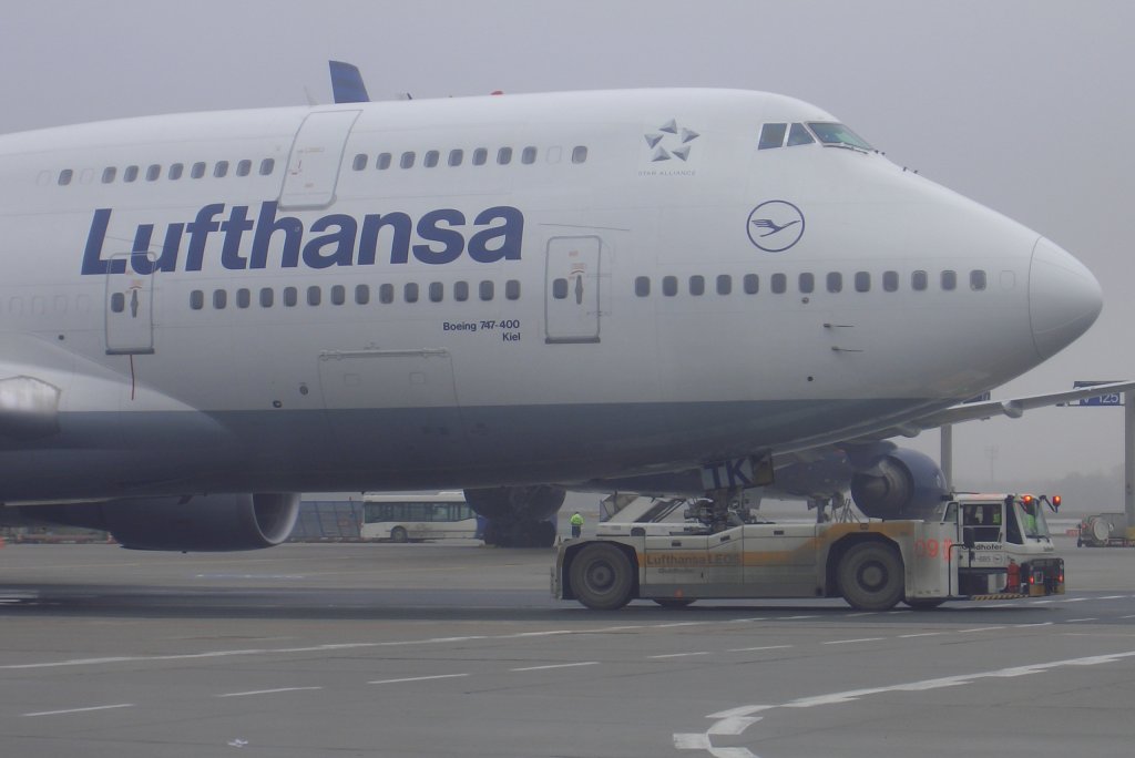 Lufthansa-Boeing 747-400 beim Push-back in Frankfurt am Main am 6. Februar 2010