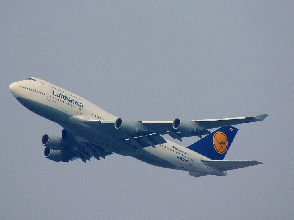 Lufthansa Boeing 747-430 D-ABVZ entschwebt in den trben Himmel ber Frankfurt; 120821