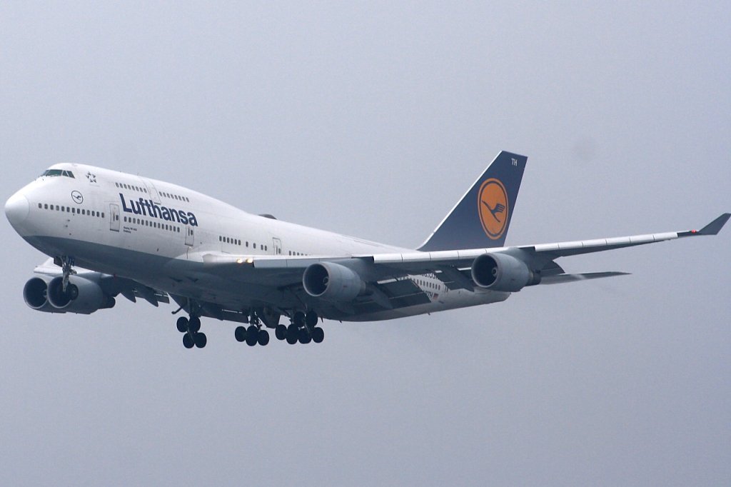 Lufthansa 
Boeing 747-430(SCD) 
D-ABTH 
FRA Frankfurt [Rhein-Main], Germany
04.01.11