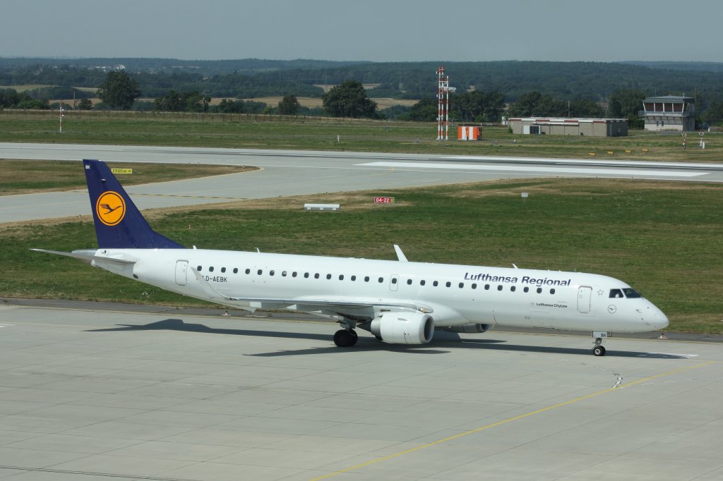 Lufthansa CityLine Embraer ERJ-195 (D-AEBK) nach der Landung in Dresden. Fotografiert am 04.08.2013. 