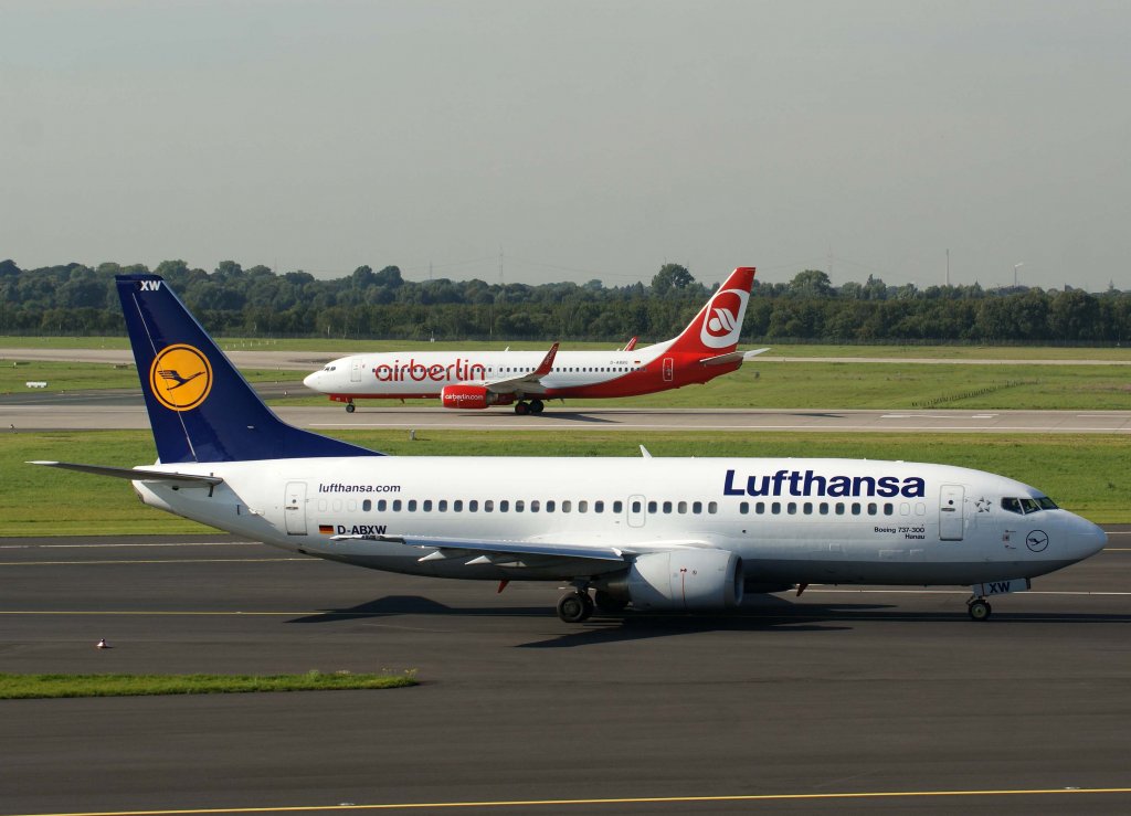 Lufthansa, D-ABXW, Boeing 737-300  Hanau  (Sticker-lufthansa.com) / im Hintergrund die AirBerlin, D-ABBG, Boeing 737-800 WL beim Start, 2010.09.22, DUS-EDDL, Dsseldorf, Germany 

