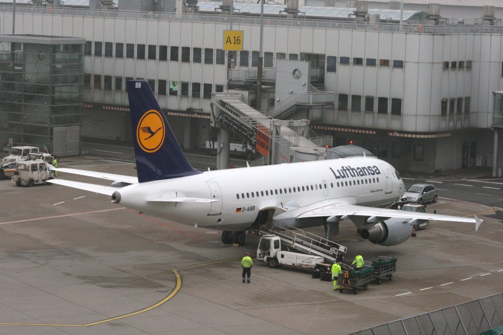 Lufthansa (D AIBB A319-100) am Flughafen Dsseldorf,7.2.2010.
