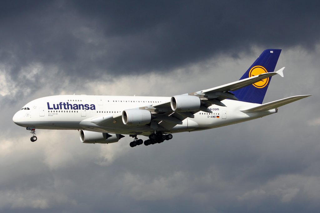 Lufthansa, D-AIMB, Airbus A380-841,  Mnchen , 29.9.2012, FRA, Frankfurt, Germany.
Vor einer aufziehenden Gewitterfront landet der A380 in Frankfurt.