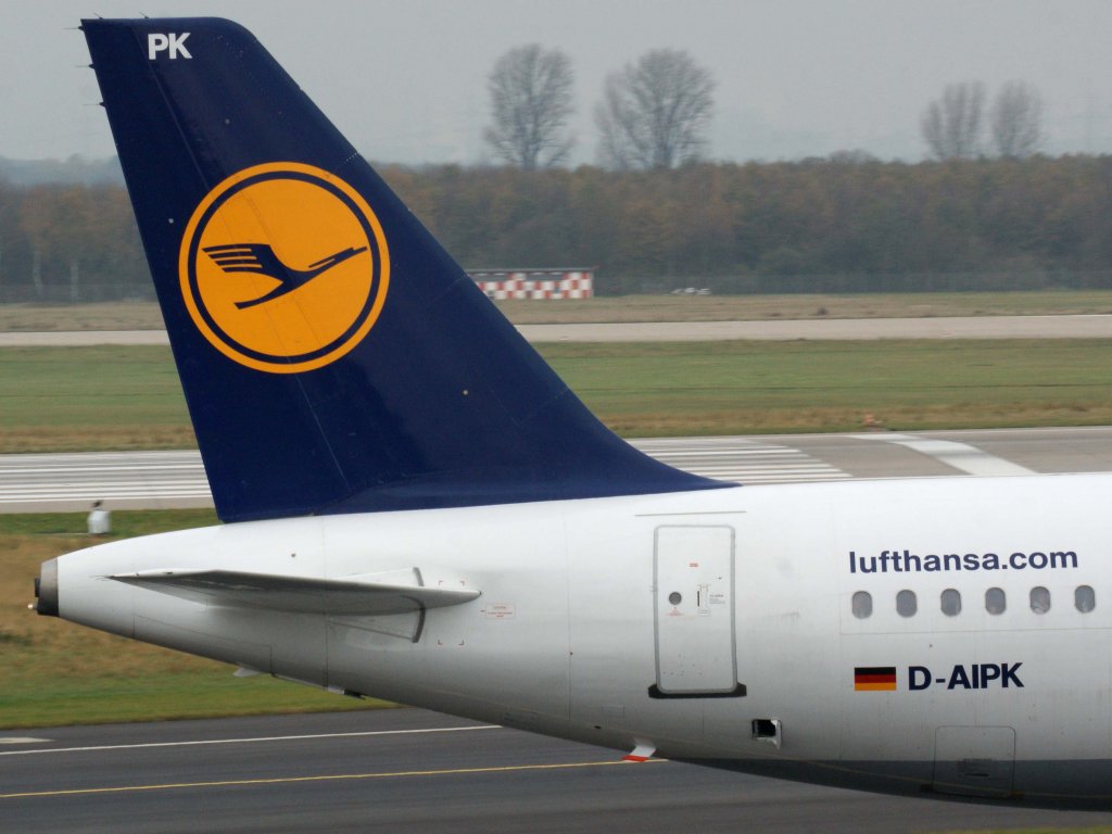 Lufthansa, D-AIPK  Wiesbaden , Airbus, A 320-200 (Seitenleitwerk/Tail), 13.11.2011, DUS-EDDL, Dsseldorf, Germany 