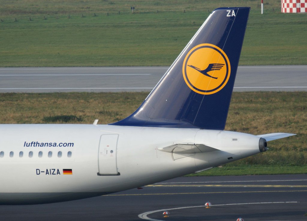 Lufthansa, D-AIZA, Airbus A 320-200  Trier  (Seitenleitwerk/Tail), 2010.11.21, DUS-EDDL, Dsseldorf, Germany 

