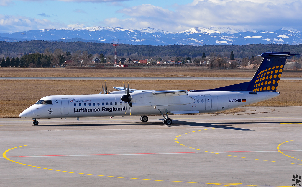 Lufthansa Regional, Dash 8, D-ADHB bei Fahrt zum Start zur Flug nach Mnchen; Flughafen Graz GRZ. / 29.2.2012