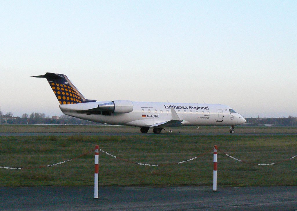 Lufthansa Regional (Eurowings) Canadair Regjet CRJ200LR D-ACRE am frhen Morgen des 21.11.2009 auf dem Flughafen Berlin-Tegel