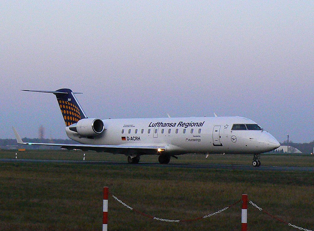 Lufthansa Regional (Eurowings) Canadair Regjet CRJ200LR D-ACRH am frhen Morgen des 05.12.2009 auf dem Flughafen Berlin-Tegel