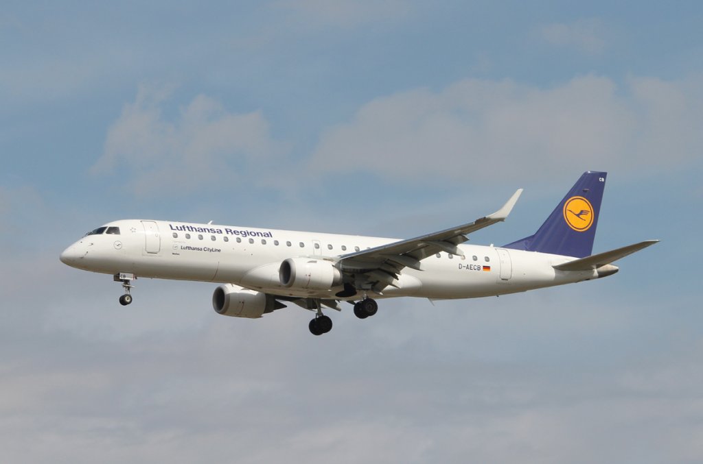 Lufthansa Regional(CityLine) ERJ-190-100LR D-AECB bei der Landung in Frankfurt am Main am 16.08.2012