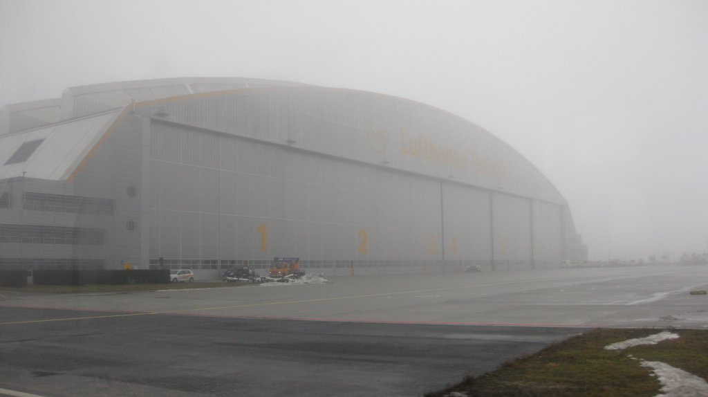 Lufthansa Technik-Wartungshalle im Nebel in Frankfurt am Main (06.02.10)