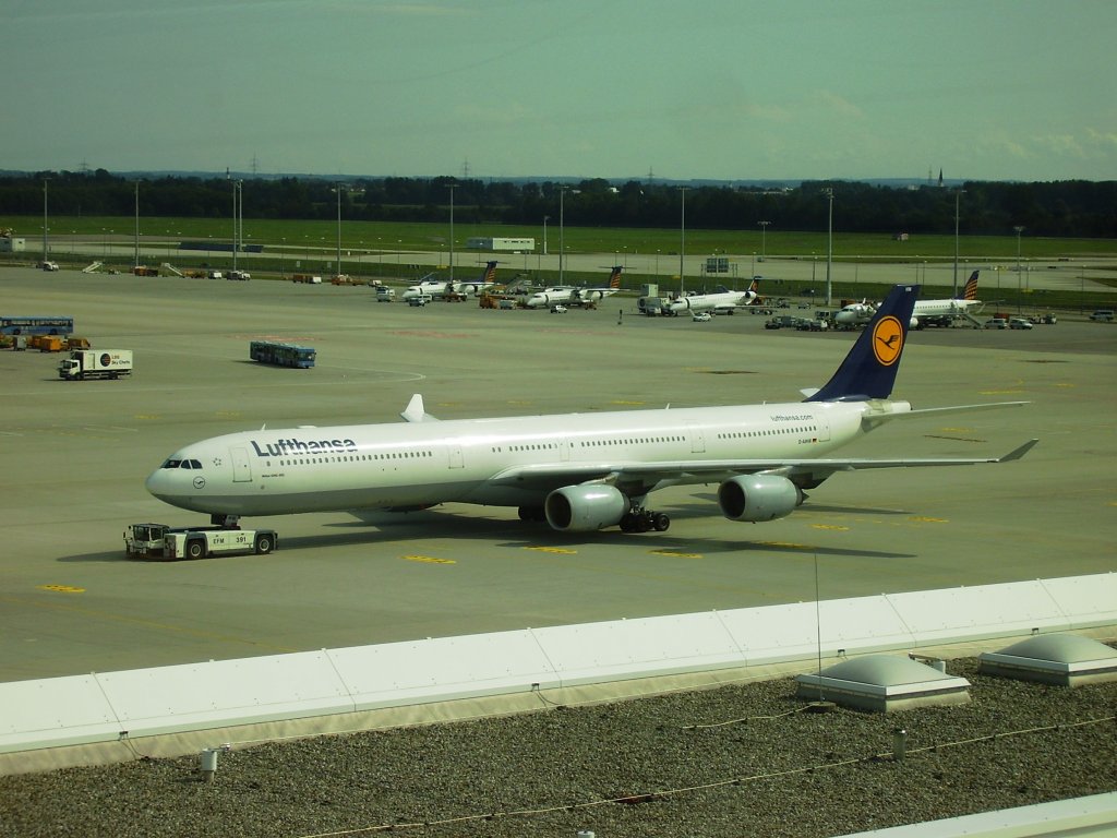 Lufthansa 
Typ:Airbus A340 600
Flughafen:Mnchen MUC
Kennung:D-AHW
Datum:17.9.2011
