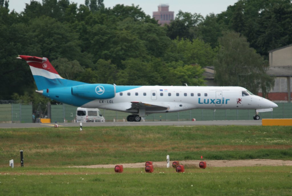 Luxair Embraer ERJ-135LR LX-LGL kurz vor dem Start in Berlin-Tegel am 27.05.2011