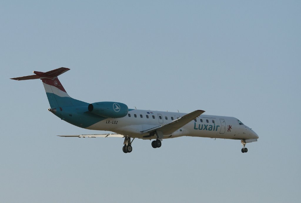 Luxair Embraer ERJ-145LU LX-LGZ kurz vor der Landung in Berlin-Tegel am 17.03.2012