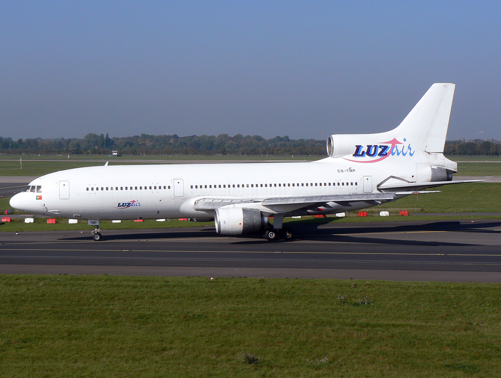 LUZ Air L-1011 Tristar CS-TMP nach dem Verlassen der 05R in DUS / EDDL / Düsseldorf am 07.10.2007