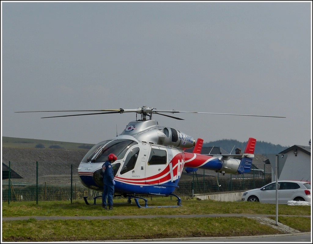 LX-HMD (McDonnell Douglas MD-900 Explorer),  wrend die Rotoren des Hubschraubers der Luxemburgischen Rettungsflugwacht sich drehen, horcht der Pilot noch kurz ob die Motoren normal laufen bevor er einsteigt und nach kurzer Zeit mit dem Hubschrauber abhebt und davon fliegt.   28.03.2012