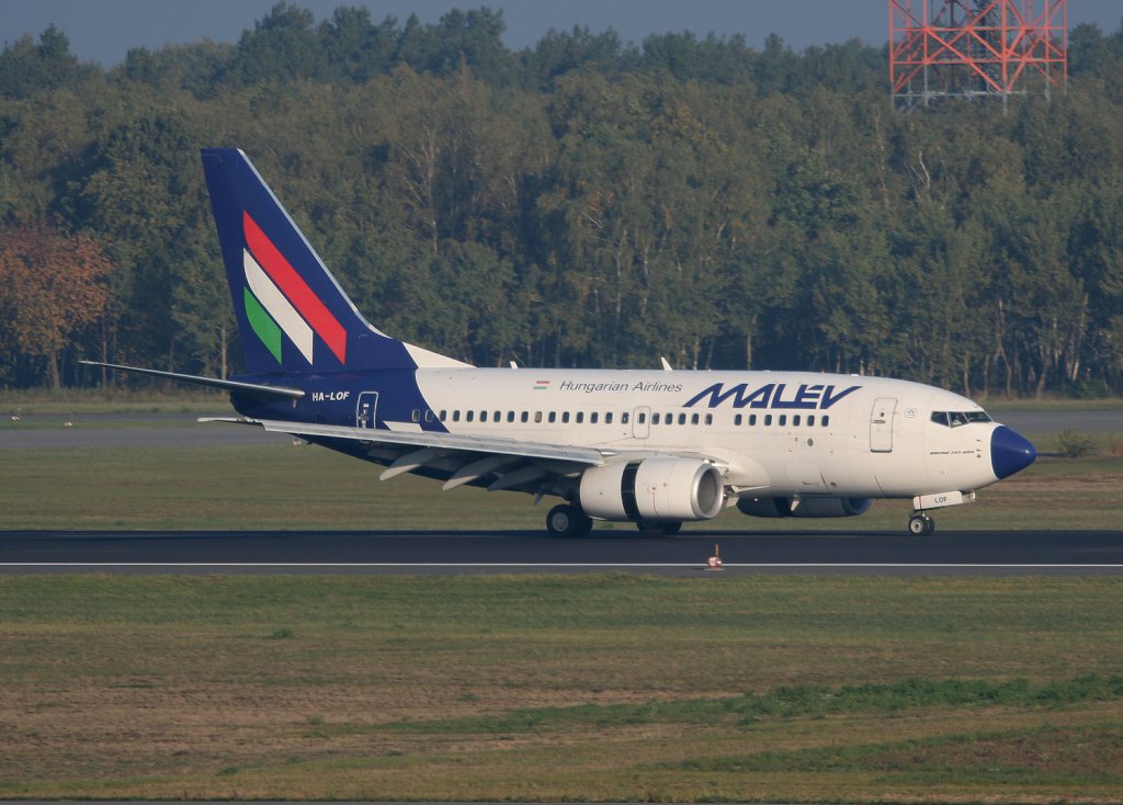 Malev B 737-6Q8 HA-LOF nach der Landung in Berlin-Tegel am 10.10.2010