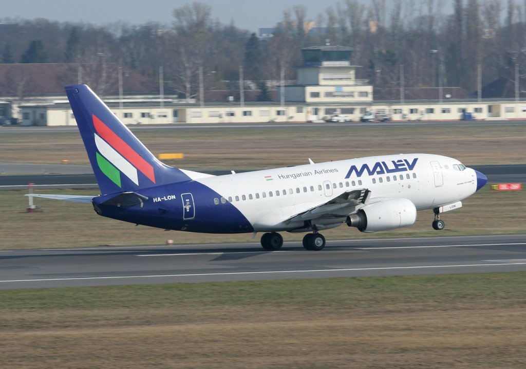 Malev B 737-6Q8 HA-LON beim Start in Berlin-Tegel am 03.04.2011