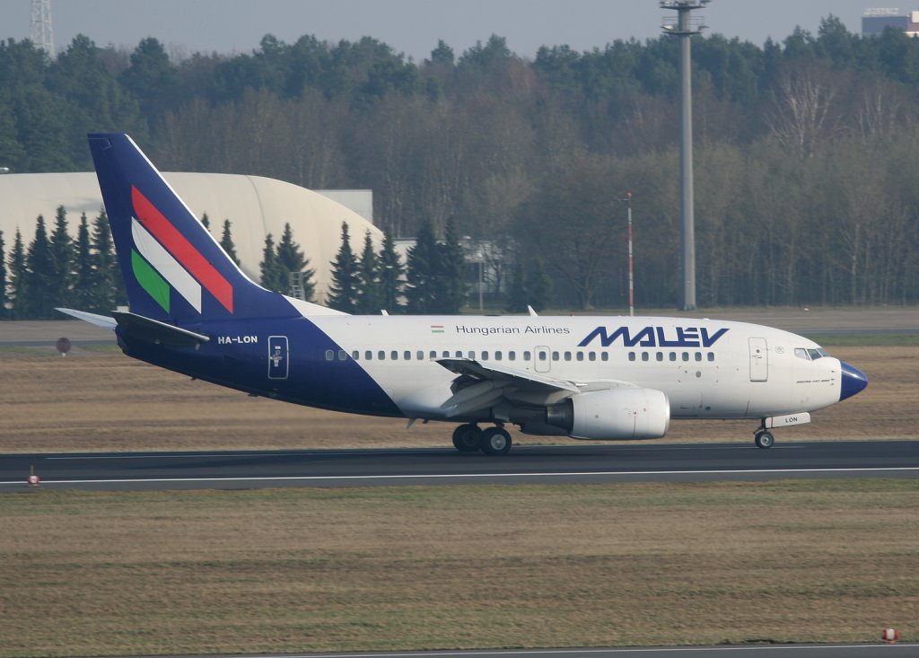 Malev B 737-6Q8 HA-LON nach der Landung in Berlin-Tegel am 03.04.2011