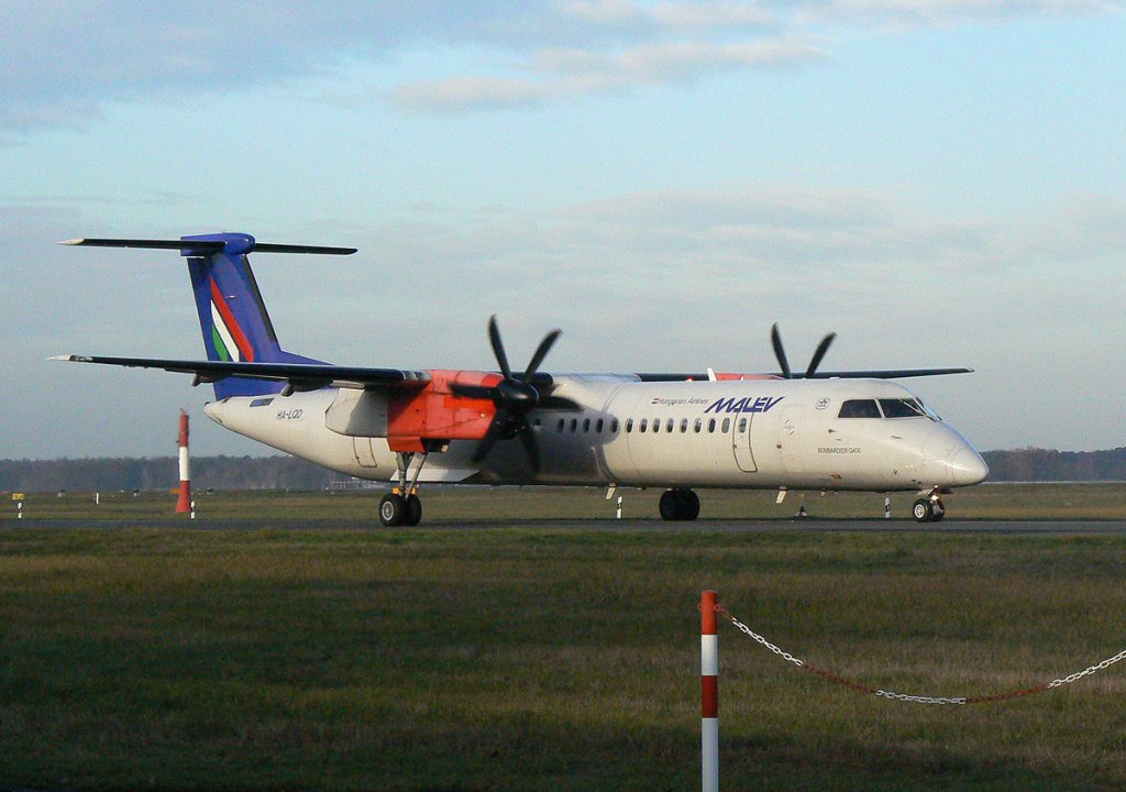 Malev De Havilland Canada DHC-8-402Q HA-LQD auf dem Weg zum Start in Berlin Tegel am Morgen des 21.11.2009