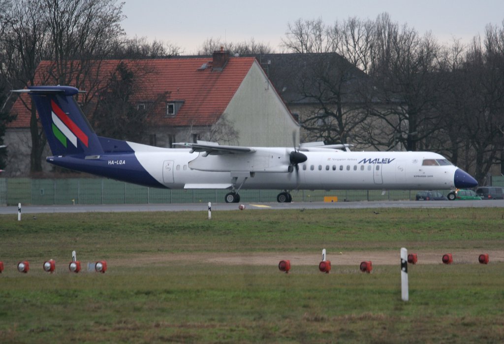 Malev De Havilland Canada DHC-8-402Q HA-LQA auf dem Weg zum Start in Berlin-Tegel am 16.01.2011