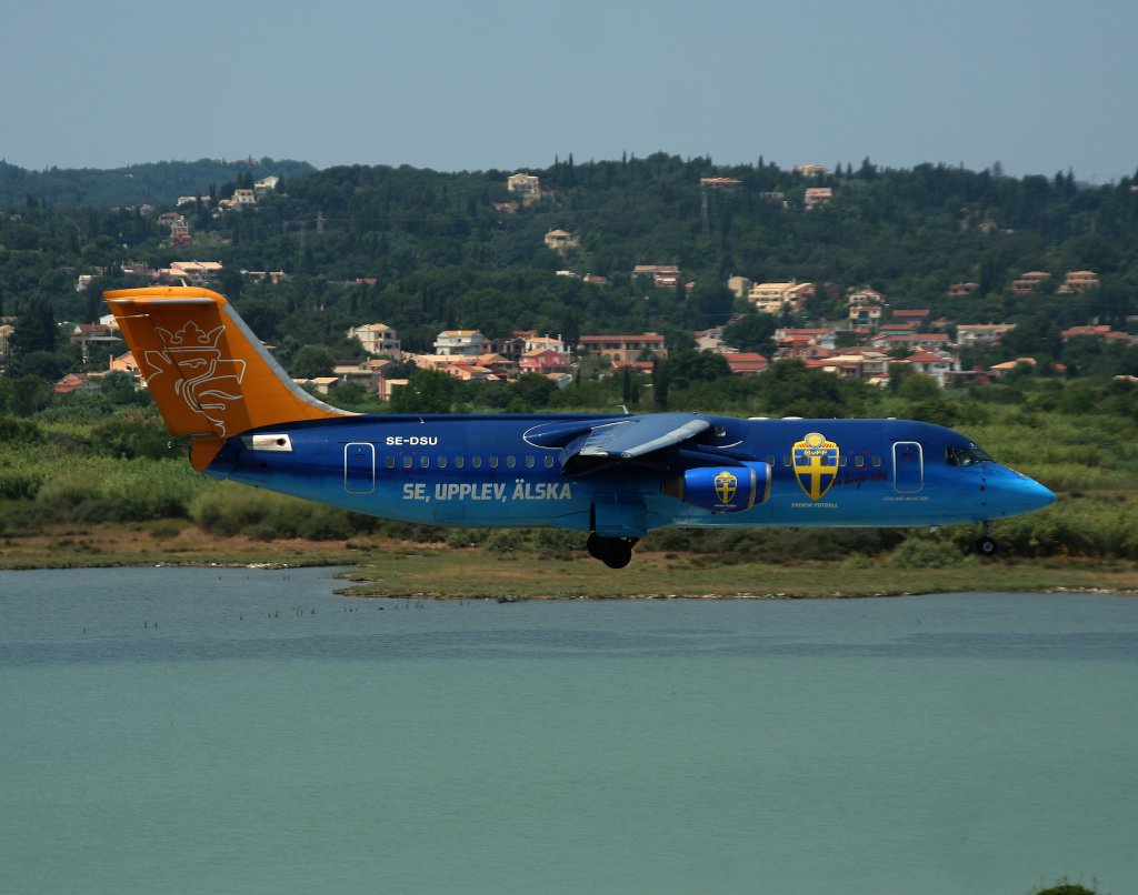 Malm Aviation Avro Regjet RJ100 SE-DSU kurz vor der Landung in Korfu am 17.07.2010