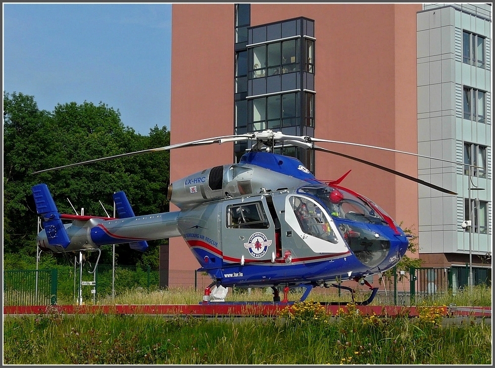 MD-902 Explorer (LX-HRC) der Luxembourg Air Rescue steht am 24.06.10 einsatzbereit in der Nhe des Hopital St Louis in Ettelbrck.